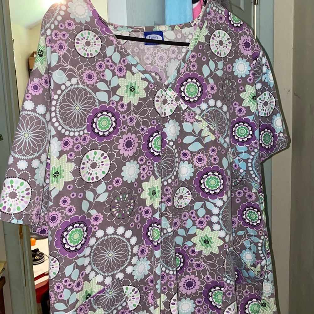 Women’s scrub shirt size Large